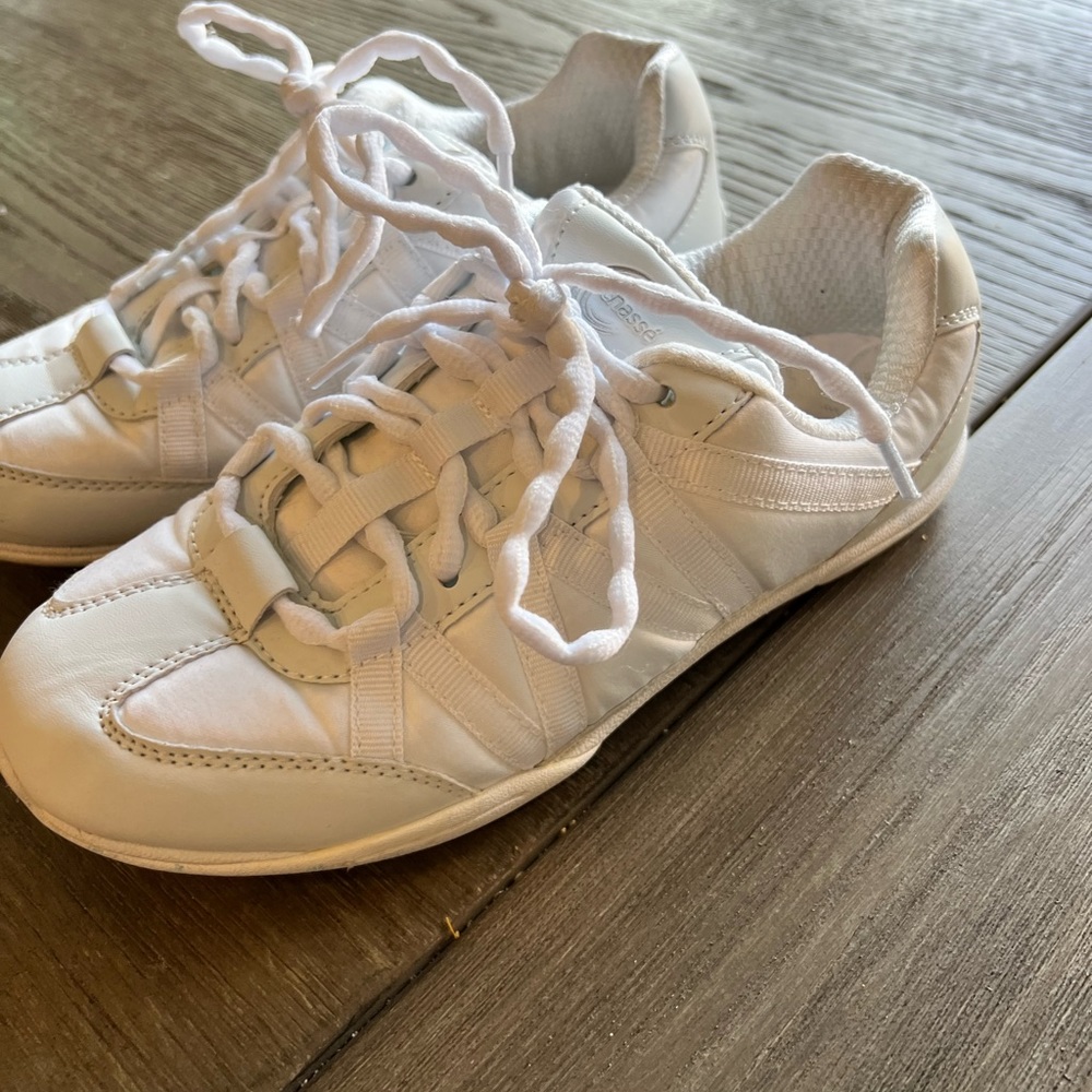 Size 5 girls cheer shoes used for 5 games. Cheerleader Cheerleading